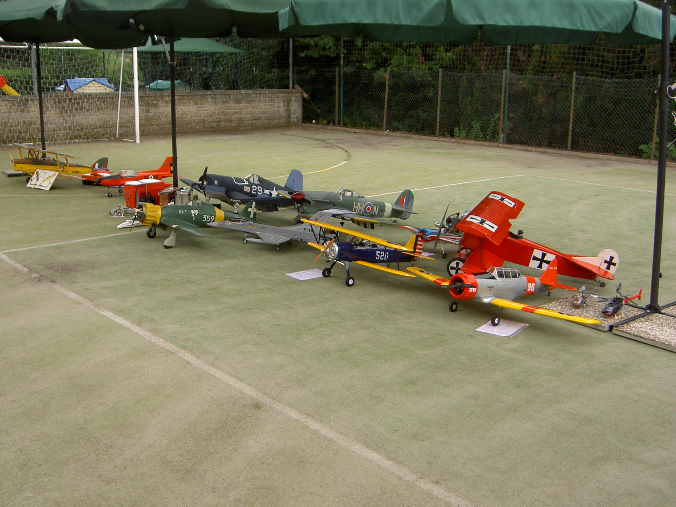 I modelli in mostra: Tiger Moth, Siai 260, F4U Corsair, Hawker Typhoon, Macchi 200, F 16, PT17, Fokker DVII, Texan AT6, Micro Jet e due elicotterini elettrici
