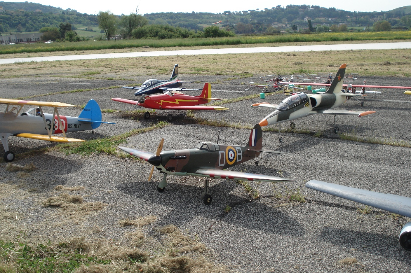 I modelli in mostra sulla pista