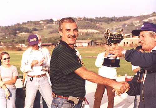Il Presidente del Club Marcello Maurizi 1° classificato   premiato da Franco Cassoni direttore di gara