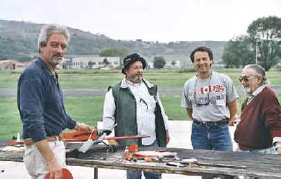 Un momento pre gara: Pietro Ferrajoli controlla il serbatoio del suo Blitz, F. Capuani P.Antonelli  ed Enrico Nizzica controllano